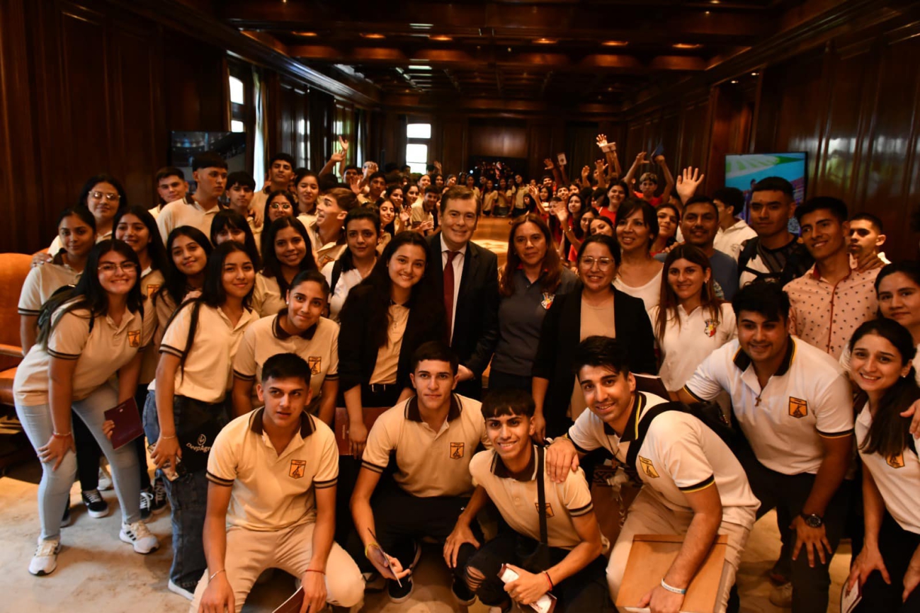 Zamora recibió a estudiantes de los departamenos Moreno y Loreto.