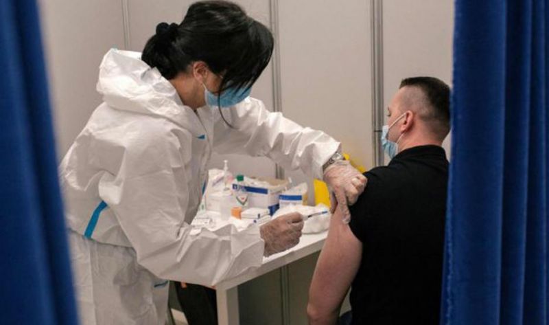 Evalúan incluir una tercera dosis de la vacuna contra el coronavirus ante el avance de las nuevas variantes