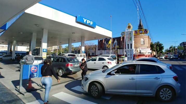 Filas de conductores santiagueños que cargan nafta para ahorrar unos pesos