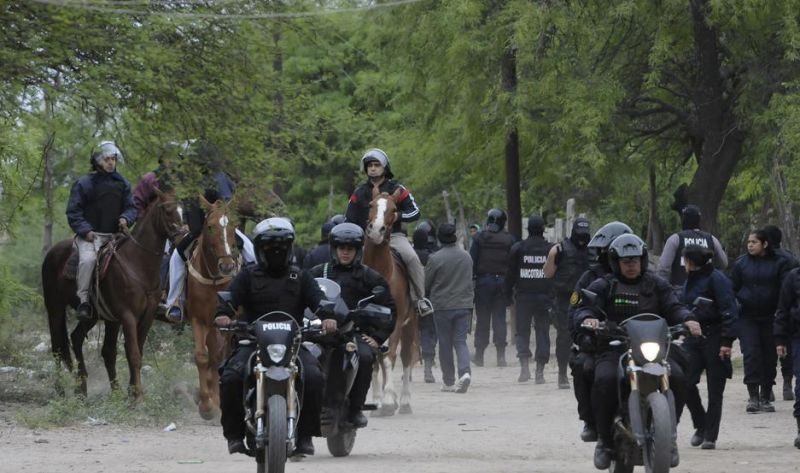 Allanamientos y “barridos” en el Bº 8 de Abril en busca del homicida de “Titi” Pintos