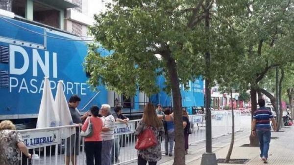Cientos de santiagueños realizan el nuevo DNI en plaza Libertad