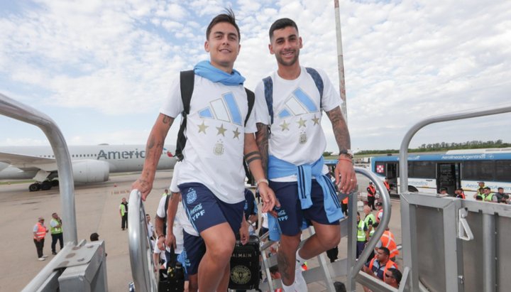 La Selección argentina partió rumbo a Brasil para jugar la última fecha de Eliminatorias del año