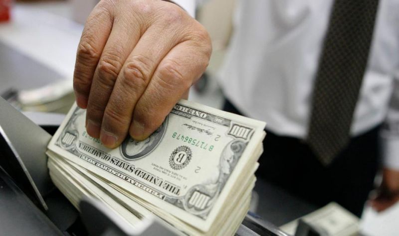 El dólar oficial registró una nueva suba y el "blue" bajó $4