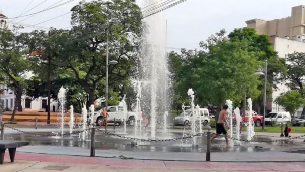 El calor persiste y la sensación térmica roza los 30ºC a las 8 de la mañana
