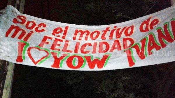 Quiso ser romántico con una bandeña pero algo salió mal..