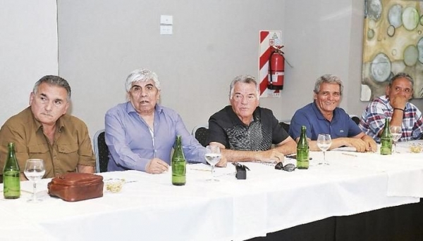Barrionuevo se acerca al Gobierno y deja a Moyano sin respaldo para la marcha