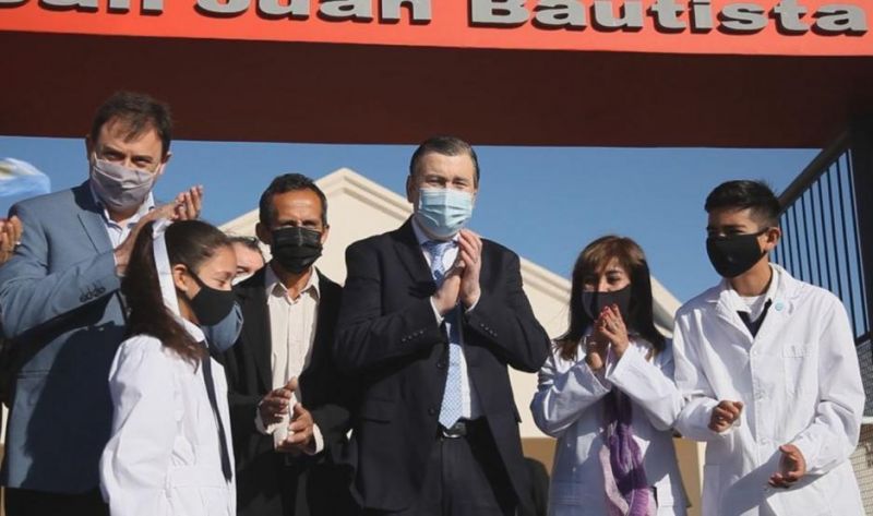 El gobernador Zamora habilitó obras en escuelas del interior y entregó viviendas sociales