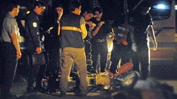 Adolescente murió en el acto al chocar con su moto la parte trasera de un micro