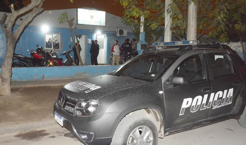 La “reunión” de una joven, su marido y su amante terminó con golpes y todos a la policía