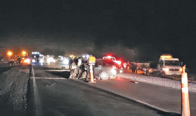 Terrible: choque de camión y auto se cobró la vida de dos personas