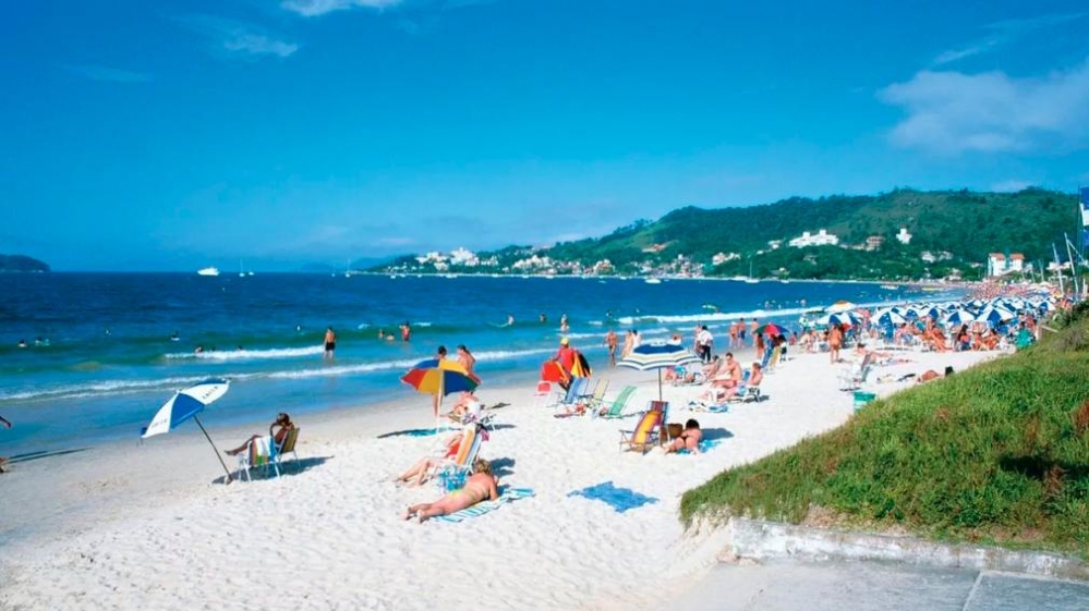 Mientras suben los casos, lograron identificar la causa del brote de gastroenteritis en playas de Florianópolis