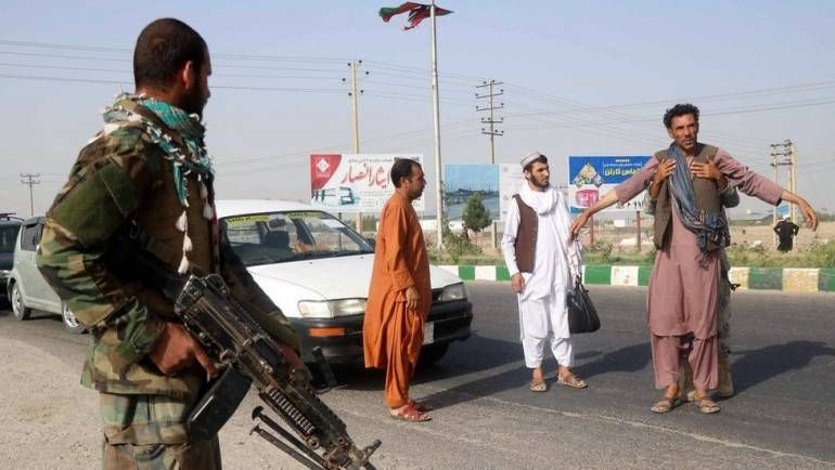 Los talibanes asestan un nuevo golpe en Afganistán con la toma de dos ciudades estratégicas