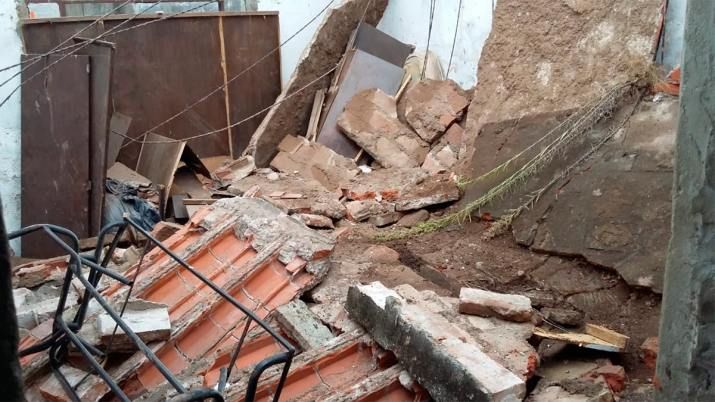 Madre e hija se salvan de milagro: mientras dormían se desplomó el techo de otra habitación