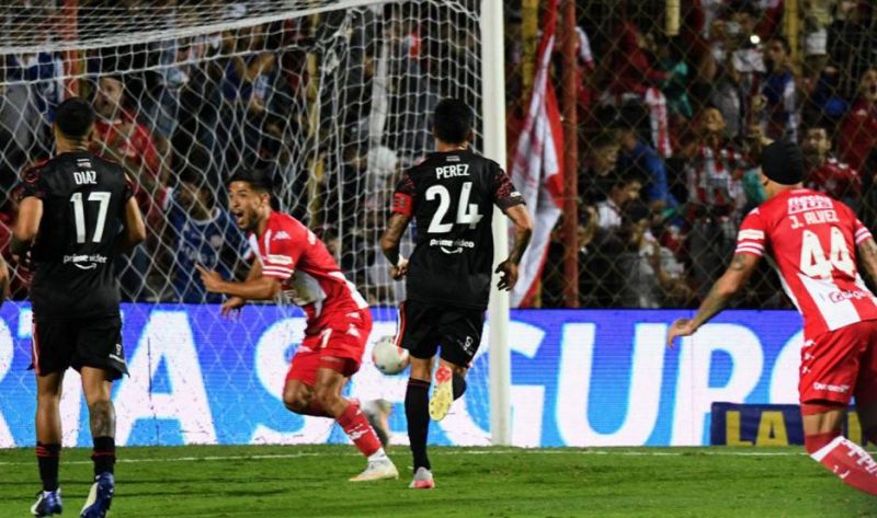 Unión sorprendió a un flojo River y le ganó con un penal polémico