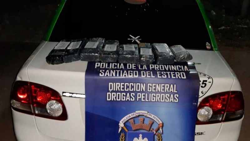 Detienen a un expolicía, y a dos cómplices con droga en el auto que viajaban