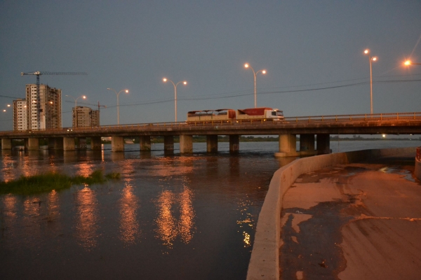 Preocupación: crece el caudal del río y la inconsciencia parece no tener fin