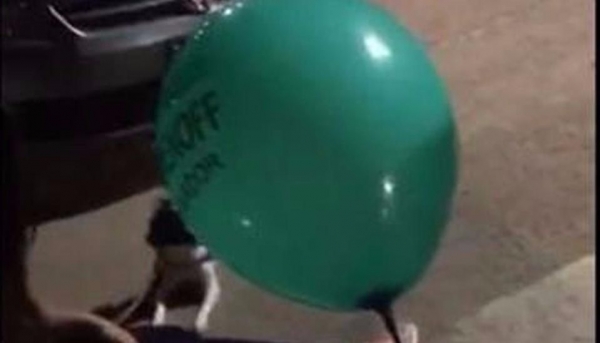 VIDEO: Un policía le pidió a una nena de cinco años que desinfle un globo de Cambiemos
