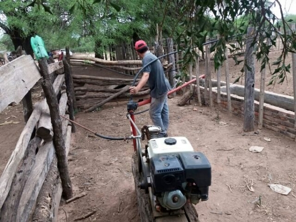 El municipio de Monte Quemado hizo entrega de un motor y compresor a vecinos de la localidad de La Fortuna.