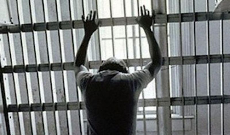 La golpeó su esposo, la insultó su suegra y la expulsaron de la vivienda reteniéndole a su hijo