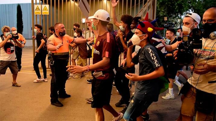Hinchas del Barcelona protestaron por Messi en las puertas del Camp Nou