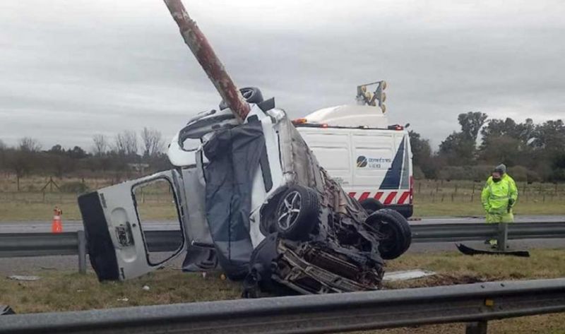 Casi una familia completa perdió la vida al estrellarse una camioneta contra un poste