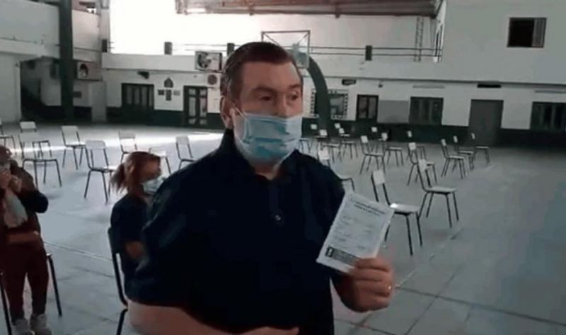 El Gobernador recibió la primera dosis de la vacuna contra el coronavirus