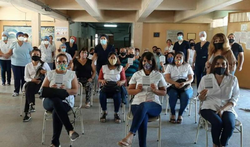 Continúa la vacunación a personal docente y no docente