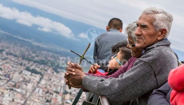 Salta: Un camino largo de amor, a la cima del cerro San Bernardo.