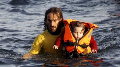 La imagen de un rescatista argentino recorre el mundo por su ayuda a refugiados