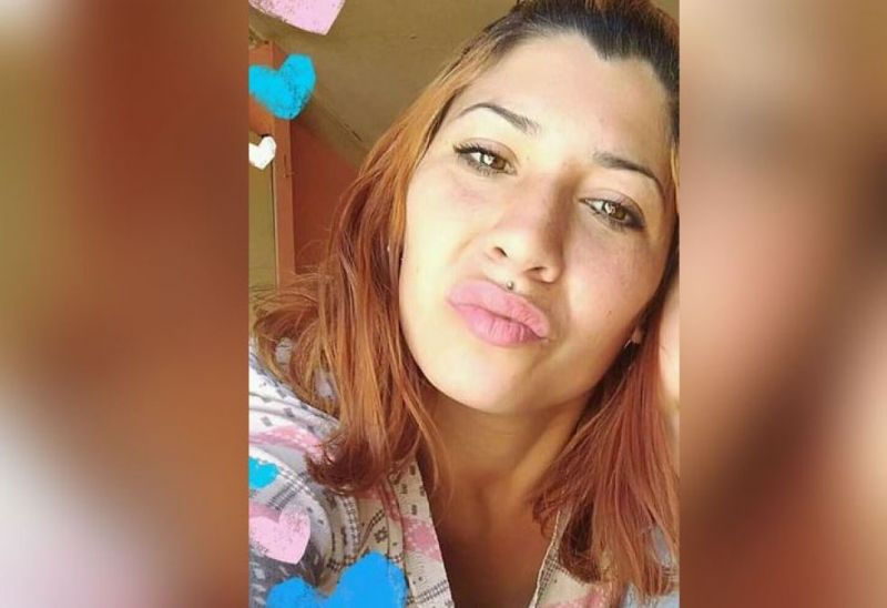 Roció con nafta y prendió fuego a su ex y a la actual pareja del hombre en una parada de colectivos