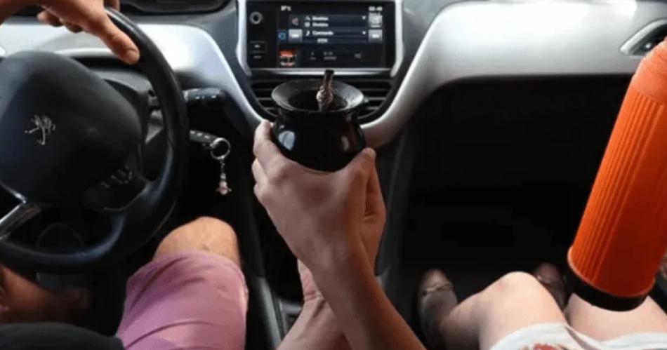 De cuánto es la multa por ir tomando mate en el auto.