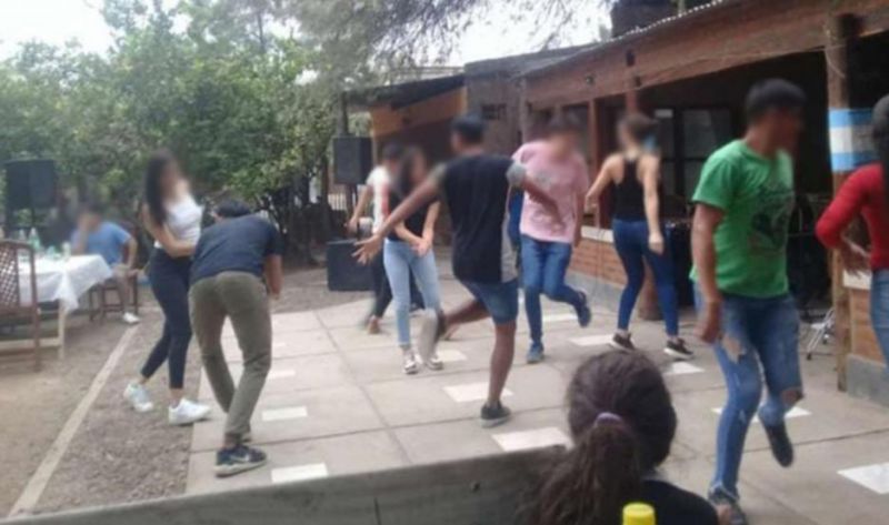 Agreden a mujer policía en cumple prohibido con más de 40 invitados