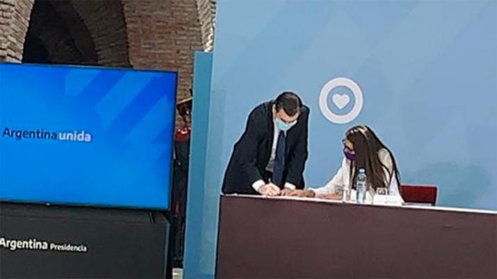 Zamora acompañó al presidente en la firma del acuerdo contra violencia de género
