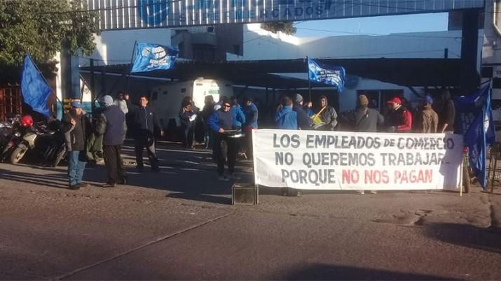 Empleados de Emilio Luque realizan un paro por la falta de respuestas de la patronal