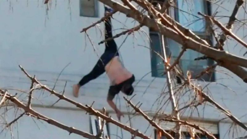 Intentó quitarse la vida, quedó colgado de un cable, lo salvaron y murió de un paro cardíaco