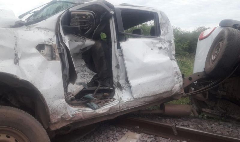 Se rompió la caja de cambios de la camioneta, quedó sobre las vías, y fue embestida por un tren