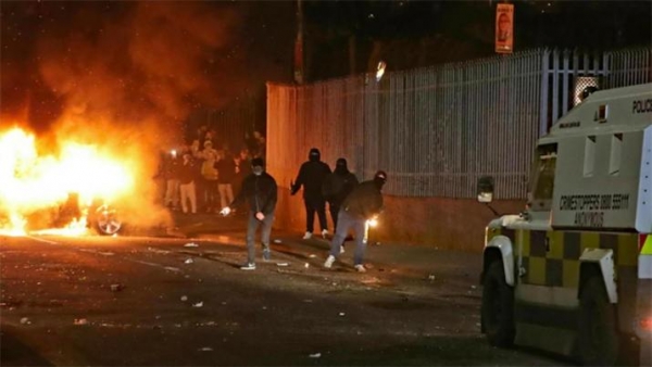 Murió una periodista en enfrentamientos entre la policía y disidentes en Irlanda