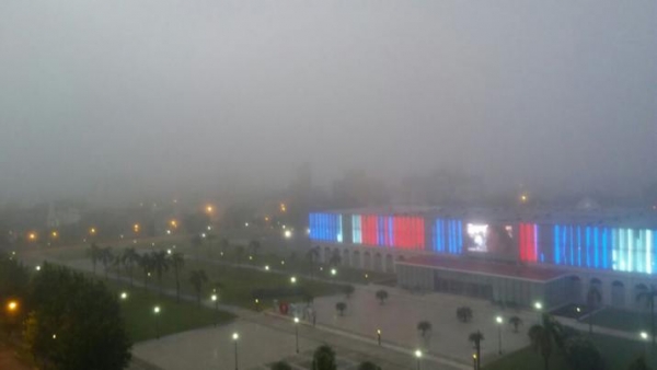 ¡No se ve nada!: una espesa niebla tapó la Madre de Ciudades