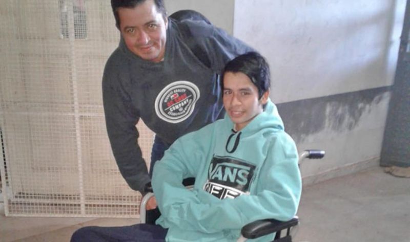 Entregaron silla de ruedas a un alumno del colegio de Monte Quemado