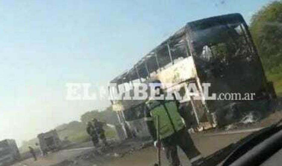 Un micro se prendió fuego en plena Ruta 34 y quedó totalmente consumido por las llamas