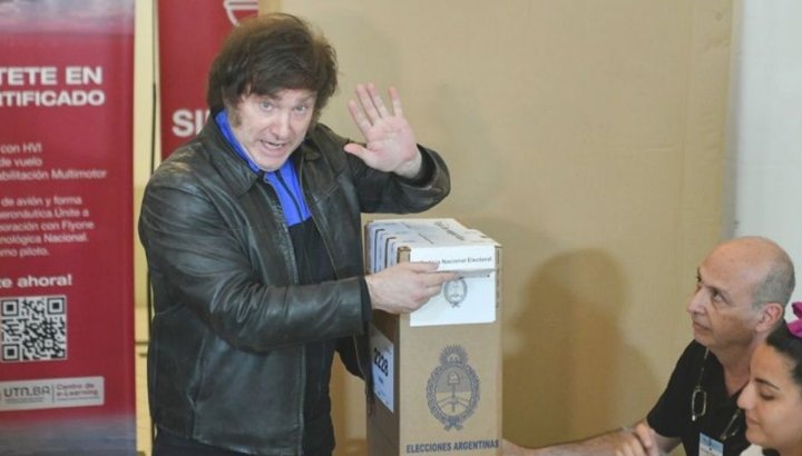 Elecciones 2023. En medio de una multitud, Milei votó y se retiró sin hablar con la prensa