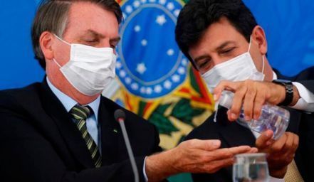 Brasil: Bolsonaro echó al ministro de Salud en medio de la crisis por la pandemia