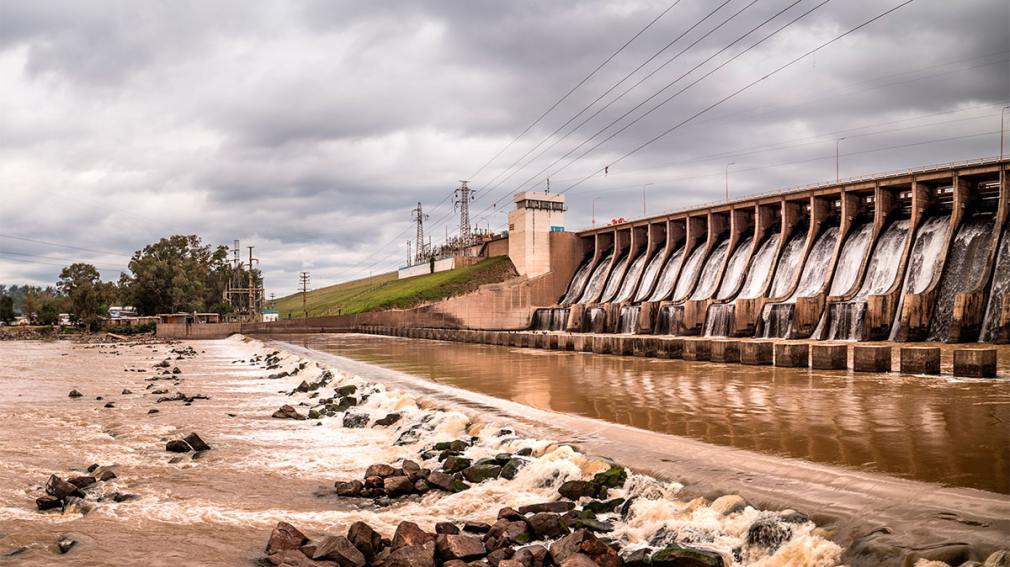 Ante el bajo nivel de agua, redujeron preventivamente la erogación de la presa de Río Hondo