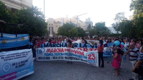 Santiagueños le dijeron "Sí a la Vida" en una movilización