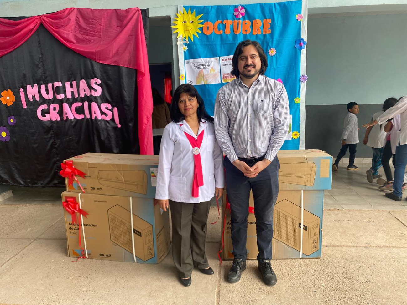 El Intendente Cisneros entregó dos aires acondicionados a la Escuela Nº313