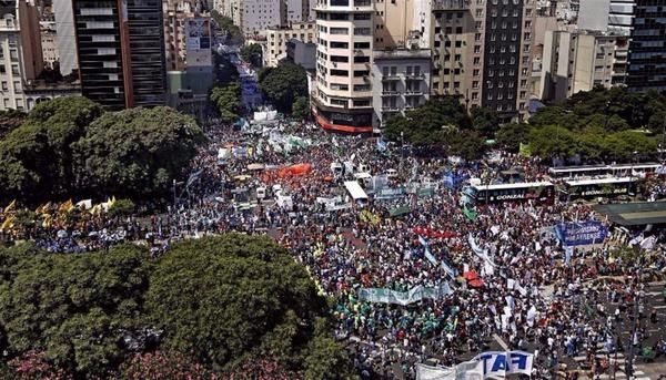 La CGT se moviliza a la Plaza de Mayo contra los despidos y una eventual reforma laboral