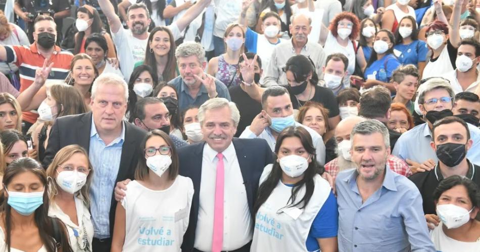 Todavía faltan quitarles 160.000 planes sociales a personas que viajaron al exterior .