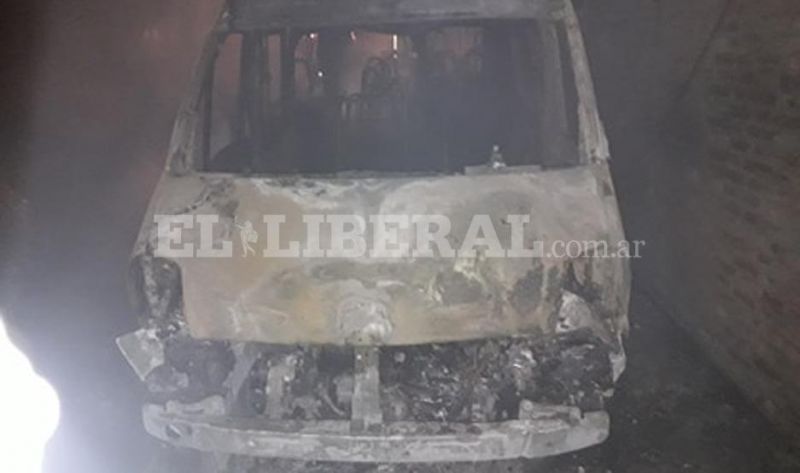 Una familia friense perdió cinco vehículos en un terrible incendio