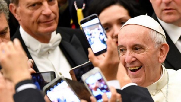 El Papa pidió a los jóvenes que "no se pasen todo el día con el teléfono"