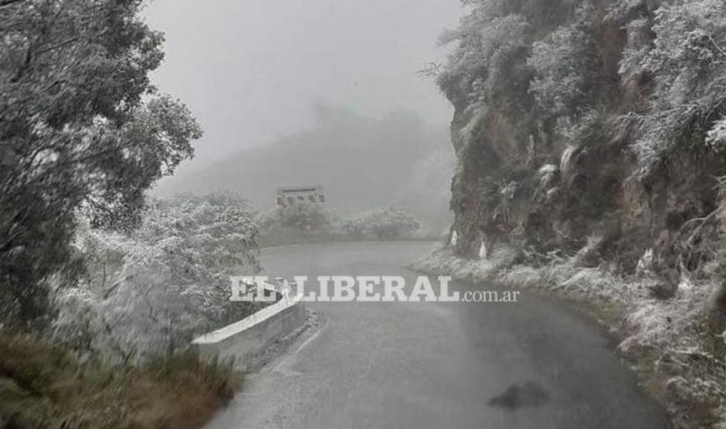 Cerca de Frías: La primera nevada del año llegó tímidamente hasta Guayamba